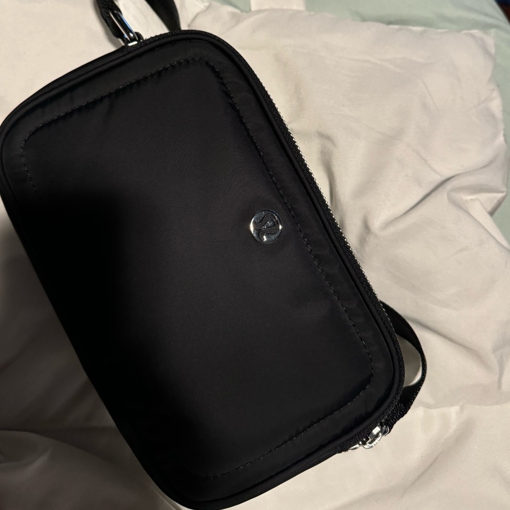 Lululemon crossbody camera bag black/silver